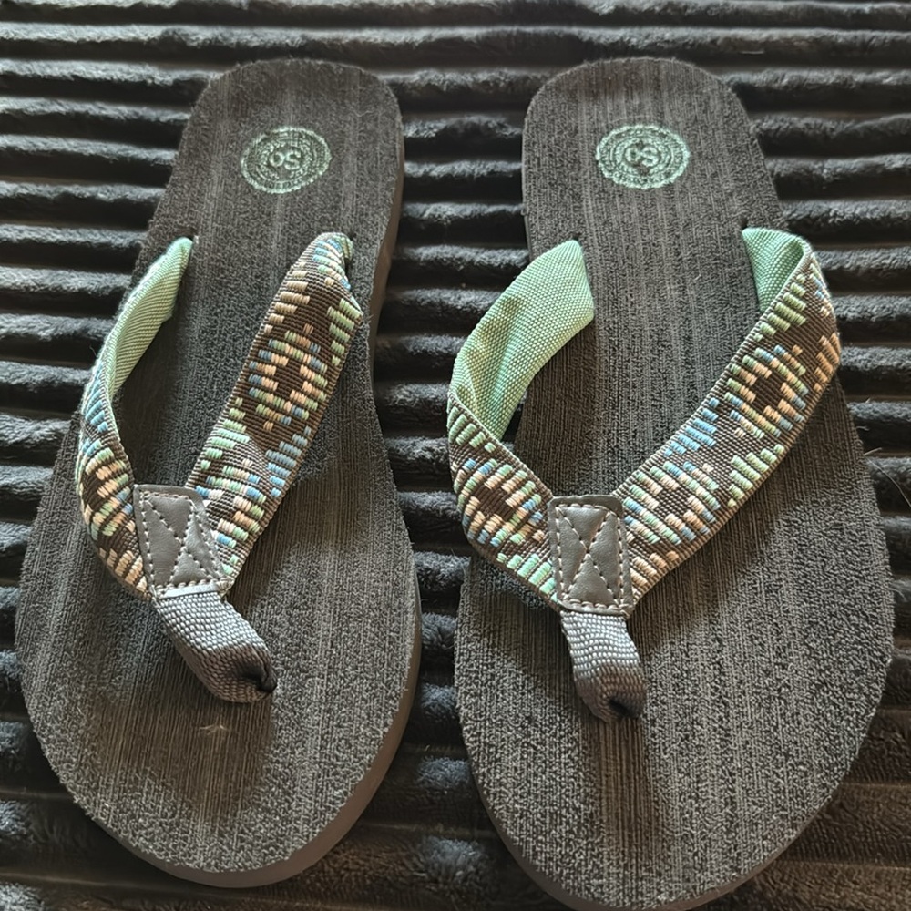Lot Size L (9/10) SO Flip Flops from Kohl’s. - Picture 6 of 7